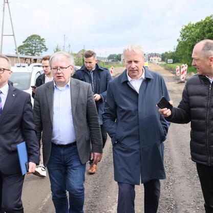 Wojciech Saługa i Grzegorz Boski inspektują przebudowę DW494. (wygenerowano przez AI)