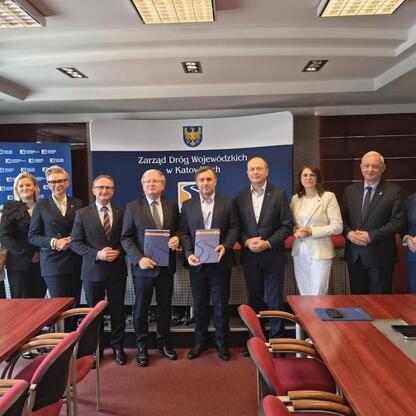 Grzegorz Boski, wicemarszałek Województwa Śląskiego, prowadzi spotkanie w zarządzie drogów w Katowicach. (wygenerowano przez AI)