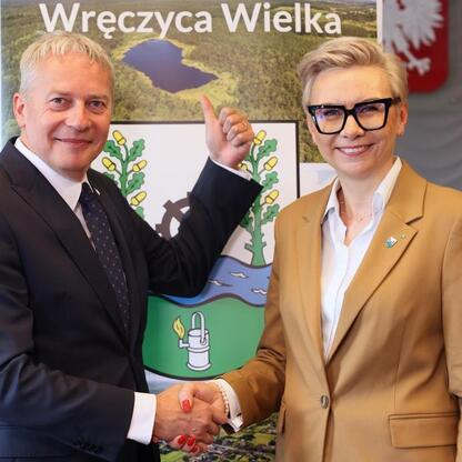 Marszałek Wojciech Saługa i wicemarszałek Grzegorz Boski w Wręczycy Wielkiej. (wygenerowano przez AI)