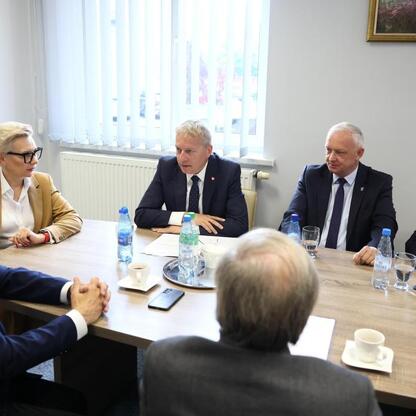 Spotkanie wojewódzkie na temat inwestycji w regionie północnym. (wygenerowano przez AI)