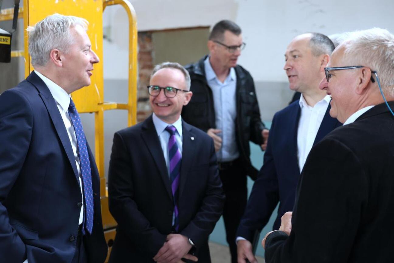 Grzegorz Boski i Wojciech Saługa omawiają inwestycje w regionie Śląskim. (wygenerowano przez AI)