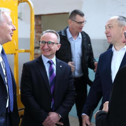 Grzegorz Boski i Wojciech Saługa omawiają inwestycje w regionie Śląskim. (wygenerowano przez AI)