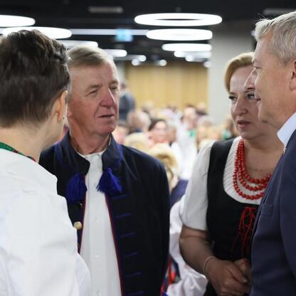 Zebrała się grupa ludzi w konferencyjnym pomieszczeniu Stadionu Śląskiego, wspierając lokalne kółka gospodyń wiejskich. (wygenerowano przez AI)