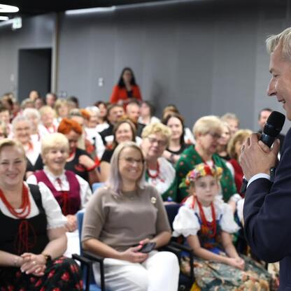 Wojciech Saługa, Marszałek Województwa Śląskiego, przemawia na konferencji w Śląskim Stadionie. (wygenerowano przez AI)