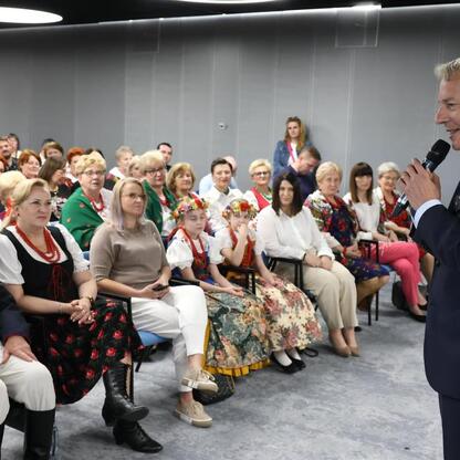 Wojciech Saługa, Marszałek Województwa Śląskiego, przemawia na konferencji w Śląskim Stadionie. (wygenerowano przez AI)