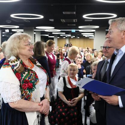 Wojciech Saługa i Grzegorz Boski w konferencji Śląskiego Stadionu, wspierając rozwój kół gospodyń wiejskich. (wygenerowano przez AI)
