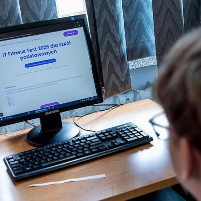 Uczniowie uczestniczą w IT Fitness Test 2025 dla szkół podstawowych. (wygenerowano przez AI)