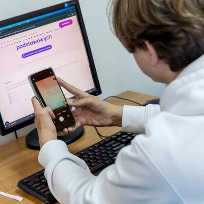 Uczniowie uczestniczą w IT Fitness Test, cyfrowym wyzwaniu do rozwoju kompetencji cyfrowych. (wygenerowano przez AI)