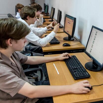 Grupa uczniów wzięła udział w IT Fitness Test, oceniając swoje umiejętności cyfrowe. (wygenerowano przez AI)