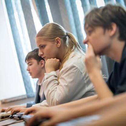 Grupa uczniów wzięła udział w IT Fitness Test, ocenie umiejętności cyfrowych. (wygenerowano przez AI)