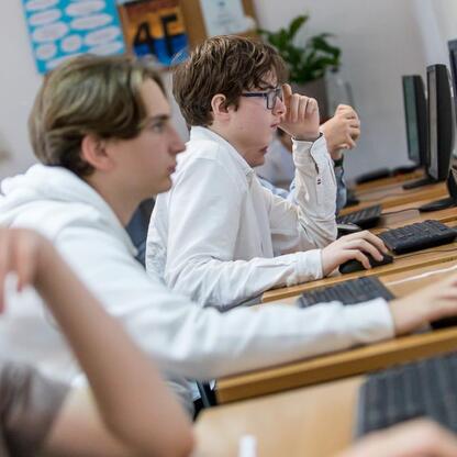 Grupa uczniów wzięła udział w testie IT Fitness Test, oceniając swoje umiejętności cyfrowe. (wygenerowano przez AI)