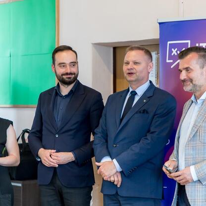 Rafał Adamczyk, wiceprezydent Sosnowca, oraz Michał Wcisło i Marek Węgrzynowicz, wiceprezydenci Dąbrowy Górniczej, uczestniczą w IT Fitness Test, inicjatywie do oceny i rozwoju kompetencji cyfrowych. (wygenerowano przez AI)