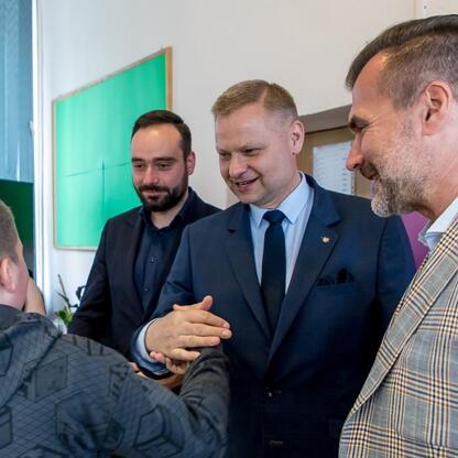 Członek Zarządu Województwa Śląskiego Rafał Adamczyk koordynuje IT Fitness Test, digital literacy assessment, w szkolnym środowisku. (wygenerowano przez AI)