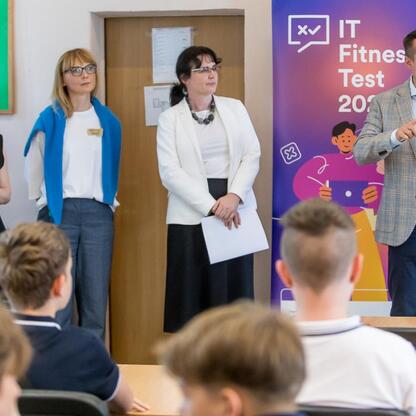 Wczesne poranny debata na IT Fitness Test 2024 w Sosnowcu i Dąbrowie Górniczej. (wygenerowano przez AI)