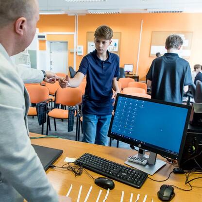 W klasie uczestnicy IT Fitness Testu rozwijają kompetencje cyfrowe. (wygenerowano przez AI)