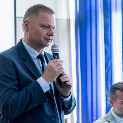 Rafał Adamczyk, członek Zarządu Województwa Śląskiego, prowadzi prezentację o digital literacy. (wygenerowano przez AI)