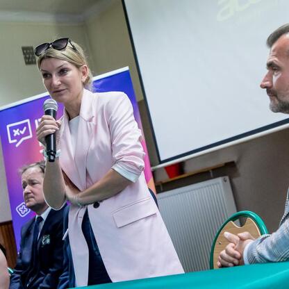 Grupa uczestników wzięła udział w IT Fitness Test, inicjatywie celującej w rozwijanie kompetencji cyfrowych w środowisku szkolnym. (wygenerowano przez AI)