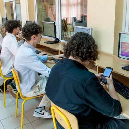 Uczniowie uczestniczą w IT Fitness Test 2025, ocenie cyfrowych umiejętności. (wygenerowano przez AI)