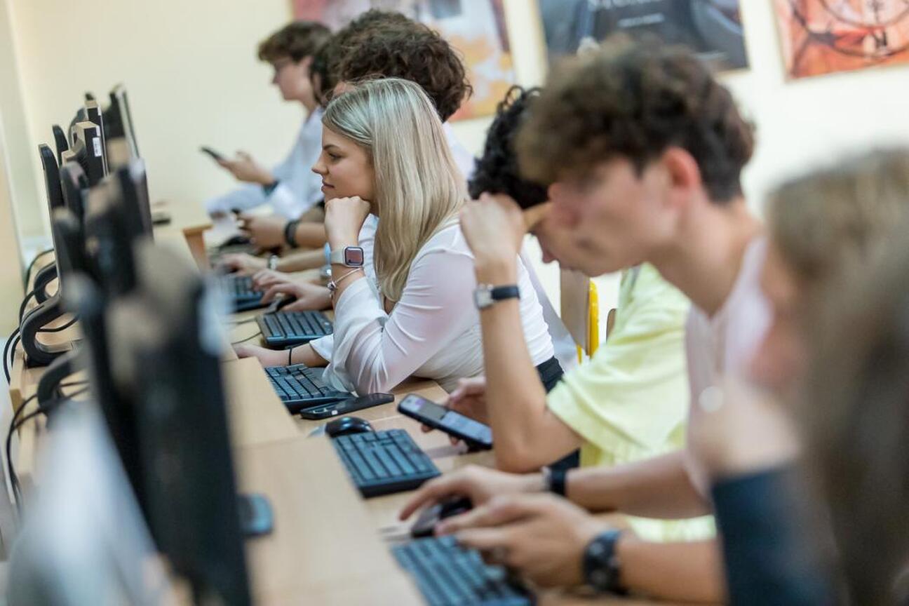 Członek Zarządu Województwa Śląskiego Rafał Adamczyk przemawia na konferencji IT Fitness Test 2025. (wygenerowano przez AI)