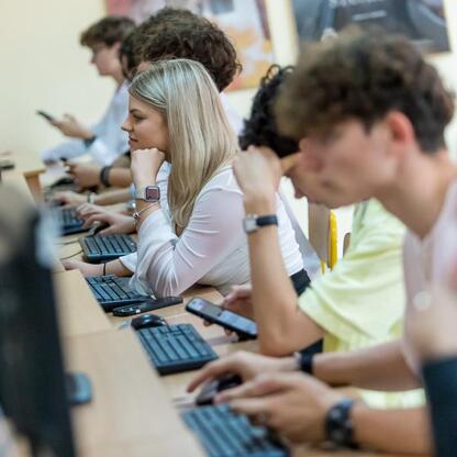 Grupa uczniów wzięła udział w IT Fitness Test, ocenie cyfrowych umiejętności. (wygenerowano przez AI)