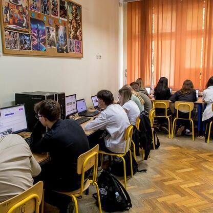 Uczniowie Szkoły Podstawowej nr 45 w Sosnowcu i V Liceum Ogólnokształcącego w Dąbrowie Górniczej uczestniczą w IT Fitness Test, ocenie cyfrowych umiejętności. (wygenerowano przez AI)