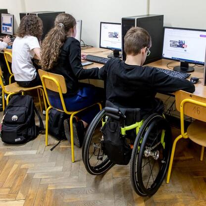Uczniowie wzięli udział w IT Fitness Test, ocenie cyfrowych umiejętności. (wygenerowano przez AI)