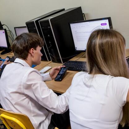 Grupa uczniów wzięła udział w IT Fitness Test, ocenie umiejętności cyfrowych. (wygenerowano przez AI)