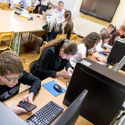 Uczniowie Szkoły Podstawowej nr 45 w Sosnowcu i V Liceum Ogólnokształcącego w Dąbrowie Górniczej uczestniczą w IT Fitness Test, ocenie umiejętności cyfrowych. (wygenerowano przez AI)