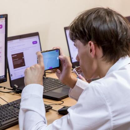 Dwa uczniowie w białych lab coatach uczą się cyfrowych umiejętności podczas IT Fitness Testu. (wygenerowano przez AI)