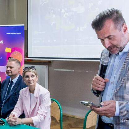 Rafał Adamczyk, członek Zarządu Województwa Śląskiego, prezentuje IT Fitness Test 2025. (wygenerowano przez AI)
