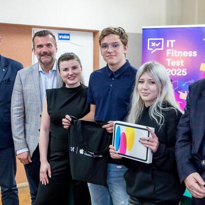 Członkowie Zarządu Województwa Śląskiego i uczestnicy IT Fitness Test 2025. (wygenerowano przez AI)
