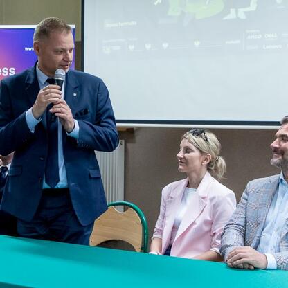 Członek Zarządu Województwa Śląskiego Rafał Adamczyk przemawia na konferencji IT Fitness Test 2025. (wygenerowano przez AI)