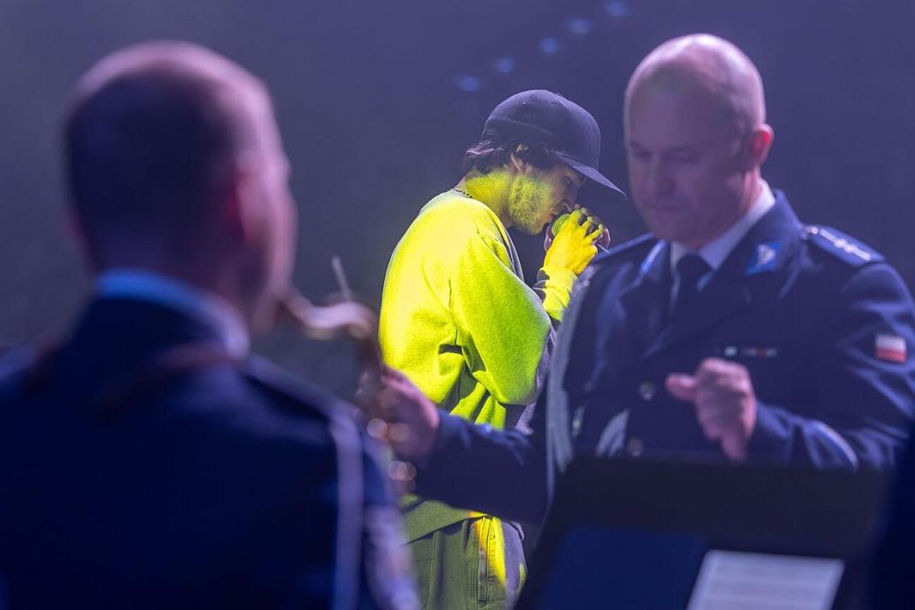 W Katowicach, podczas cyklu "W rytmie bezpiecznych dróg", policjant przemawia o bezpieczeństwie drogowym i hejcie. (wygenerowano przez AI)