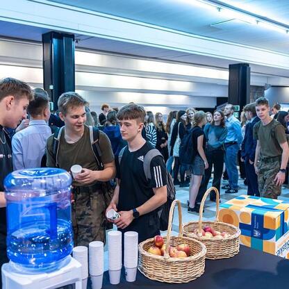 Widoczna jest grupa ludzi na spotkaniu w ramach projektu 