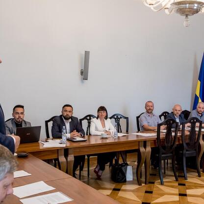 Inauguracyjne posiedzenie Wojewódzkiej Rady Rynku Pracy w Katowicach, gdzie Rafał Adamczyk powołuje członków, a Dariusz Ptaś i Mark Zychlę pełnią funkcje przewodniczącego i wiceprzewodniczącego. (wygenerowano przez AI)