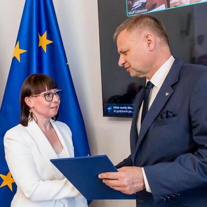 Rafał Adamczyk (Członek Zarządu Województwa) prezentuje dokument, podkreślając rolę Wojewódzkiej Rady Rynku Pracy w Katowicach. (wygenerowano przez AI)