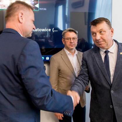 Rafał Adamczyk, członek Zarządu Województwa Śląskiego, uczestniczy w inauguracji Wojewódzkiego Rady Rynku Pracy w Katowicach. (wygenerowano przez AI)