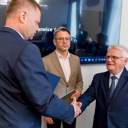 Rafał Adamczyk (Członek Zarządu Województwa) przekazuje ręce podczas inauguracji Wojewódzkiej Rady Rynku Pracy w Katowicach. (wygenerowano przez AI)