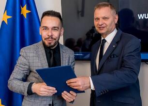 Rafał Adamczyk, Członek Zarządu Województwa Śląskiego, przewodniczy inauguracji Silesia Labour Market Council w Katowicach. (wygenerowano przez AI)