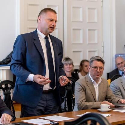 Rafał Adamczyk, Członek Zarządu Województwa Śląskiego, przewodniczy inauguracji Silesia Labour Market Council. (wygenerowano przez AI)