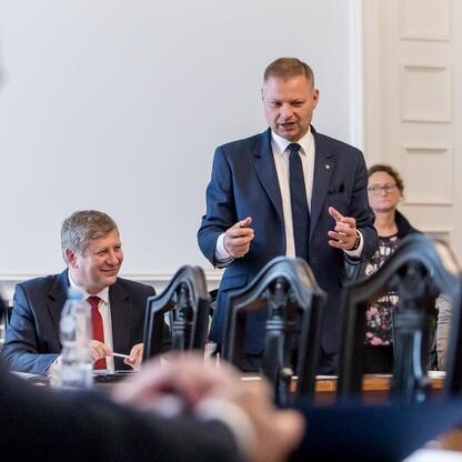 Rafał Adamczyk, Członek Zarządu Województwa Śląskiego, przemawia na posiedzeniu Wojewódzkiego Rady Rynku Pracy w Katowicach. (wygenerowano przez AI)