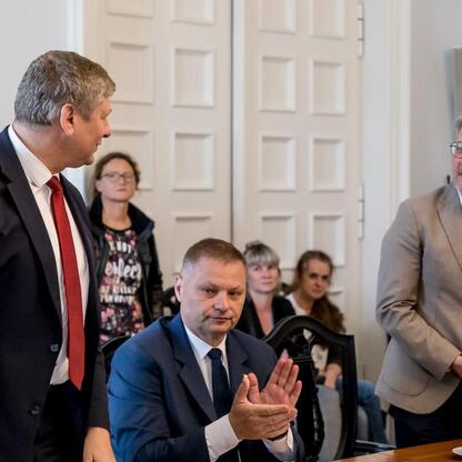 Rafał Adamczyk (Członek Zarządu Województwa) prowadzi rozmowę podczas inauguracji Wojewódzkiej Rady Rynku Pracy w Katowicach. (wygenerowano przez AI)