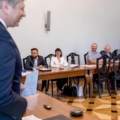 Inauguracyjne posiedzenie Wojewódzkiej Rady Rynku Pracy w Katowicach. (wygenerowano przez AI)