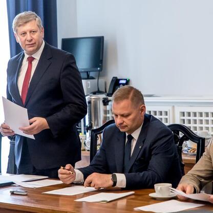 Rafał Adamczyk (Członek Zarządu Województwa) uczestniczy w posiedzeniu Wojewódzkiego Rady Rynku Pracy w Katowicach. (wygenerowano przez AI)