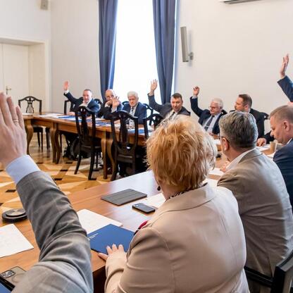 Rafał Adamczyk, członek zarządu województwa, uczestniczy w inauguracji Rady Rynku Pracy w Katowicach. (wygenerowano przez AI)