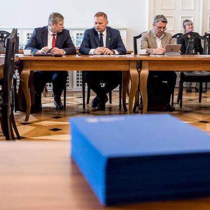Inauguracyjne posiedzenie Wojewódzkiej Rady Rynku Pracy w Katowicach, z udziałem Rafała Adamczyka i Dariusza Ptaśa. (wygenerowano przez AI)