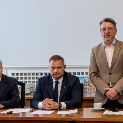 Rafał Adamczyk, Członek Zarządu Województwa Śląskiego, przewodniczy inauguracji Wojewódzkiej Rady Rynku Pracy w Katowicach. (wygenerowano przez AI)