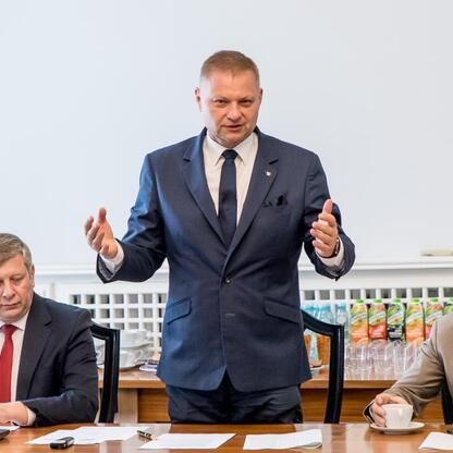 Rafał Adamczyk, Członek Zarządu Województwa Śląskiego, przemawia na posiedzeniu Wojewódzkiego Rady Rynku Pracy w Katowicach. (wygenerowano przez AI)