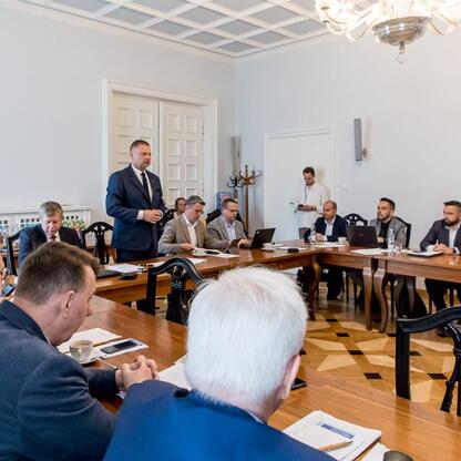 Rafał Adamczyk, Członek Zarządu Województwa Śląskiego, przewodniczy inauguracji Silesia Labour Market Council w Katowicach. (wygenerowano przez AI)