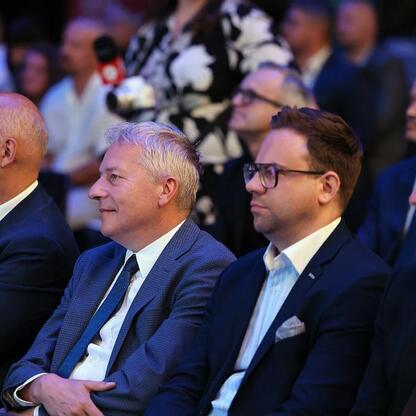 Wojciech Saługa, Marszałek Województwa Śląskiego, prowadzi dyskusję podczas Business Mixer w Jaworznie, omawiając wyzwania gospodarcze i potencjał Jaworznie. (wygenerowano przez AI)